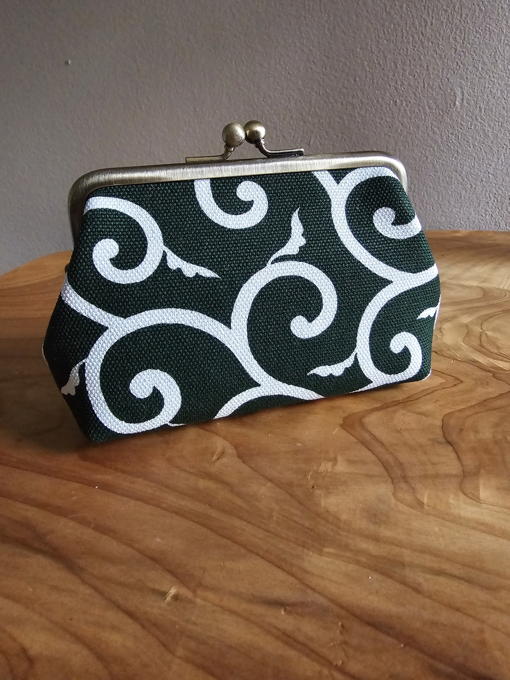 Green Swirl Kiss Lock Coin Purse - Picture 2 of 5